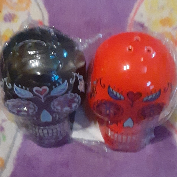 Sugar Skull salt and pepper shakers NWT - Picture 2 of 4